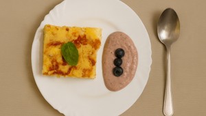 Tvarohovo-pudingový sypaný koláč s čučoriedkovou penou