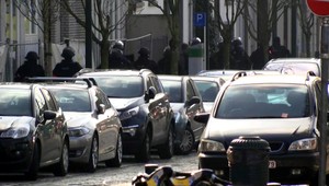 Belgická polícia chytila dvoch mužov, ktorí utiekli po razii, tretí uniká