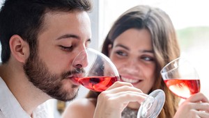 Páry, ktoré spoločne popíjajú, vydržia spolu dlhšie