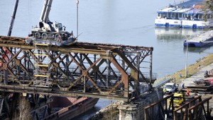 Zo Starého mosta spadol robotník, skončil v nemocnici