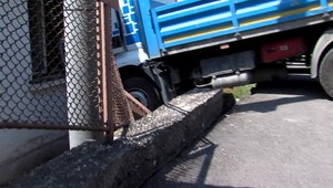 Kým jeden dom rekonštruovali, podarilo sa im nechtiac poškodiť iný. Nezabrzdené auto skončilo v dome