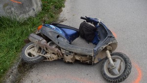 Motorkár bez prilby zomrel pri nehode, v ruksaku mal zbraň