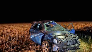 Tragická dopravná nehoda mladých ľudí si vyžiadala obeť. Auto skončilo zdemolované v poli