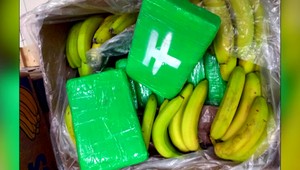 840 kilogramov kokaínu našli v supermarkete. Skrývali ich medzi banánmi