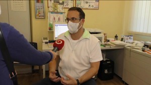 Vyčerpaní nie sú iba zdravotníci z COVID oddelení. Na hranu sa už dostávajú aj obvodní lekári