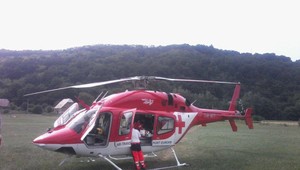 Muž (32) po zrážke preletel cez auto a dopadol na kanál. Žena za volantom vodičák nemala