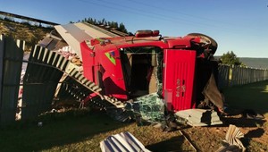 Plne naložený kamión skončil pri futbalovom ihrisku. Vodič prešiel do protismeru a prerazil zvodidlá.