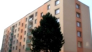 Chlapec (†5) vypadol z okna. Doma bol sám, čakal na babku