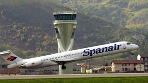 Dramatické pristátie v silnom vetre. Cestujúci šli na panáka...