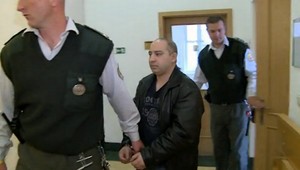 Ľubomír vyložil pištoľ na bar, vystrašil čašníčku