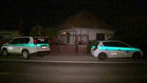 Šoporňu zaplavili policajti a kukláči. V 4 domoch hľadali drogy