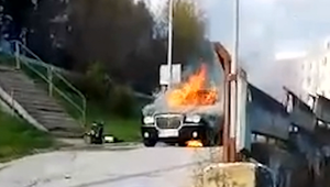 Mladej žene začalo horieť auto počas jazdy. Pred plameňmi sa snažila uniknúť aj so svojim dieťaťom