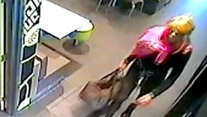 Stánok s občerstvením vylúpil muž v ženských šatách