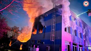 Podozrenie z terorizmu: Polícia zadržala piatu osobu v prípade požiaru v Pardubiciach