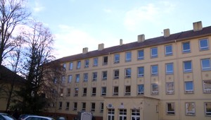 Opätovné otvorenie škôl v Česku je sprevádzané tragédiou. Len 15-ročná žiačka vypadla z okna