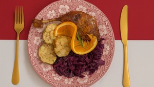 Kačacie stehná na pomaranci s červenou kapustou, viedenským knedlíkom a jablkami