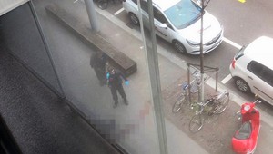 Pri streľbe pred bankou prišli o život dvaja ľudia