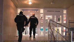 Dráma na Zemplíne: Muž sa s hrdlom rozbitej fľaše vyhrážal zabitím svojej manželke. Matku bránil syn