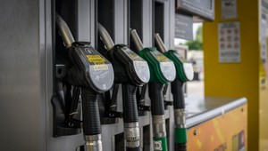 Ceny palív klesajú, stále však tankujeme najdrahšie v strednej Európe