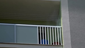 Strach obyvateľov bytovky spôsobil dym na balkóne. Hasiči násilím vnikli do bytu, čakalo ich prekvapenie