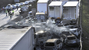 Hromadná nehoda v Maďarsku si vyžiadala jednu obeť. Zranilo sa 39 ľudí