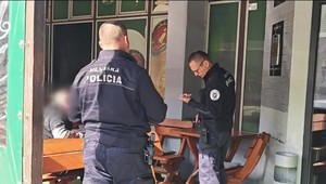 Bitka na terase v Lučenci: Agresívny muž udieral neznámeho okoloidúceho