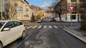 Vodič zrazil 11-ročné dievčatko na priechode a ušiel. Pátra po ňom polícia