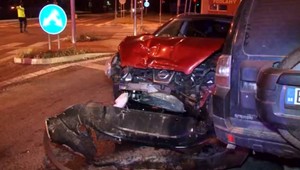 Jazda na červenú skončila haváriou dvoch áut a kamiónu