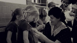 Smutný príbeh Wintonových detí vo filme Ruky na skle podčiarkuje hudba z pera známeho jazzového sólistu