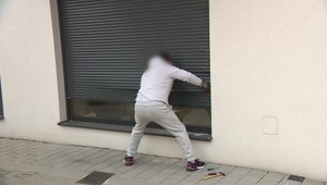 Polícia pátra po lupičoch, ktorí sekerou rozbili výklad a vykradli záložňu