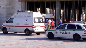 Robotníci sa zrútili z lešenia. Prípad vyšetruje polícia aj inšpektorát práce
