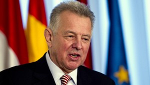 Maďarský prezident odstúpil, potopil ho škandál s plagiátorstvom