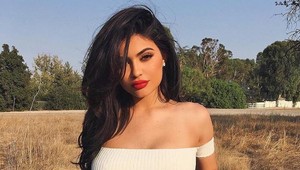 Návrat k prirodzenosti: Kylie Jenner sa zbavila výplne pier a vyzerá úplne inak