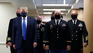Trump zdieľal status, ktorý pobúril verejnosť aj zdravotníkov. Podľa tweetu "všetci klamú" o Covid-19