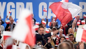 Prvé kolo volieb prezidentských volieb v Poľsku vyhral primátor Varšavy, ukázal exit poll