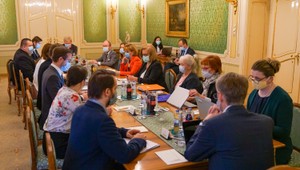 Ako zachrániť ekonomiku? Odborníci vypracujú presný plán otvárania ďalších prevádzok