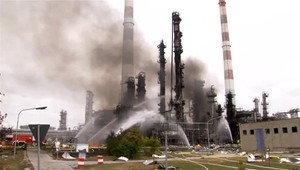 S požiarom v rafinérii bojujú stovky hasičov. Hlásia niekoľko zranených