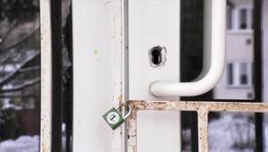 Zlodeji išli zrejme na istotu. Do stávkovej kancelárie sa dostali cez strop