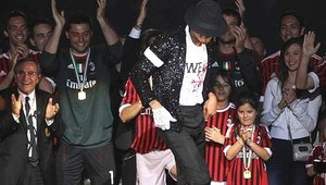 Takto oslavuje AC Miláno! Boateng zatancoval Michaela Jacksona!