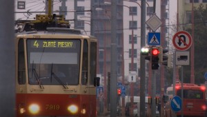 Električka plná strachu. Muž mal držať v ruke nôž a kričať na cestujúcich