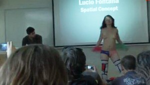 Striptíz na prednáške. Dievča (25) sa vyzlieklo z prinútenia!