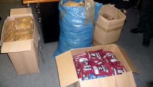 Veľké odhalenie colníkov. Nelegálny tabak ponúkali zákazníkom aj v novinových stánkoch