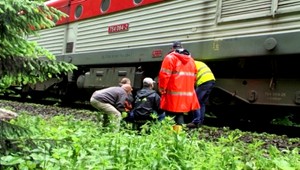 Rýchlik do Prahy vrazil do skaly! Čakalo sa hodiny...