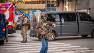 V Kyjeve došlo k streľbe, zahynulo niekoľko ľudí. Útočníkom je muž z Ruska