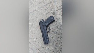 Na jarmoku mieril mladík atrapou zbrane. V priestore sa nachádzal minister vnútra