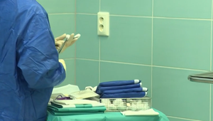 Čakanie na operáciu? Nové pravidlá sľubujú kratšie lehoty, ale realita je zatiaľ rôzna