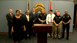 Najali si ju na tlmočenie dôležitej policajnej konferencie. Znakovú reč si vymýšľala