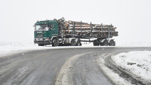 Sneženie komplikuje dopravu na východe krajiny