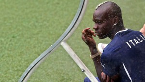 Balotelli čelil rasistickým pokrikom dvoch stoviek fanúšikov