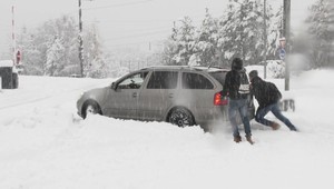 FOTO: Slovensko potrápil sneh, na niektorých miestach kolabovala doprava
